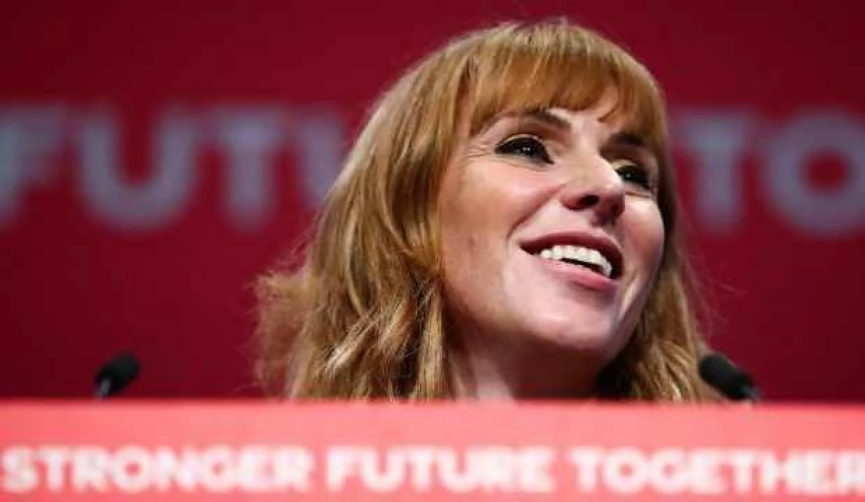 Kapanmada toplantı yapan Boris Johnson yakayı ele verdi